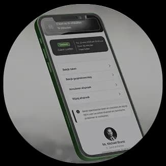 Mobiele telefoon met scherm waarop acties, taken en wie waarmee bezig is zichtbaar zijn voor volledige controle over de juridische zaak