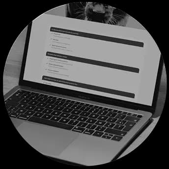 Laptop met finale checklist op het scherm om de laatste voorbereidingen voor de start van de juridische afspraak te controleren