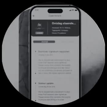 Mobiele telefoon met scherm waarop de voortgang, het plan van aanpak en realtime updates van de juridische zaak zichtbaar zijn