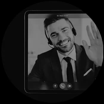 Beeldscherm met advocaat of jurist die videobelt en zich voorstelt, de juridische afspraak is gestart