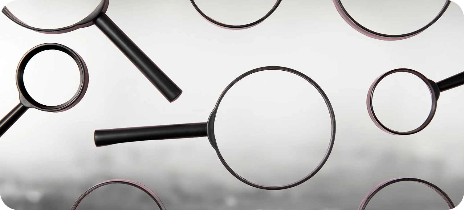 Zwarte vergrootglazen symbool voor juridische analyse en dossieronderzoek bij The Law Firm.